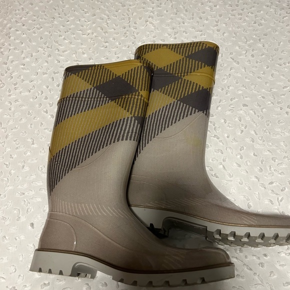 Burberry Gray Rainboots. Great Condition. Size 41 / 11. - Picture 3 of 4